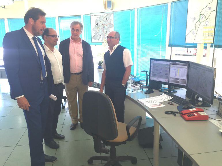 El alcalde y el concejal Luís Vélez visitan las instalaciones de AUVASA