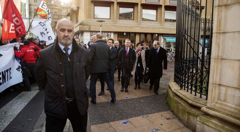 El lehendakari, Iñigo Urkullu (3d), y la consejera de Seguridad, Estefanía Beltrán de Heredia (2d), pasan frente a una protesta en defensa de reivindicaciones laborales en la que han participado hoy cientos de agentes de la Ertzaintza frente al Parlamento