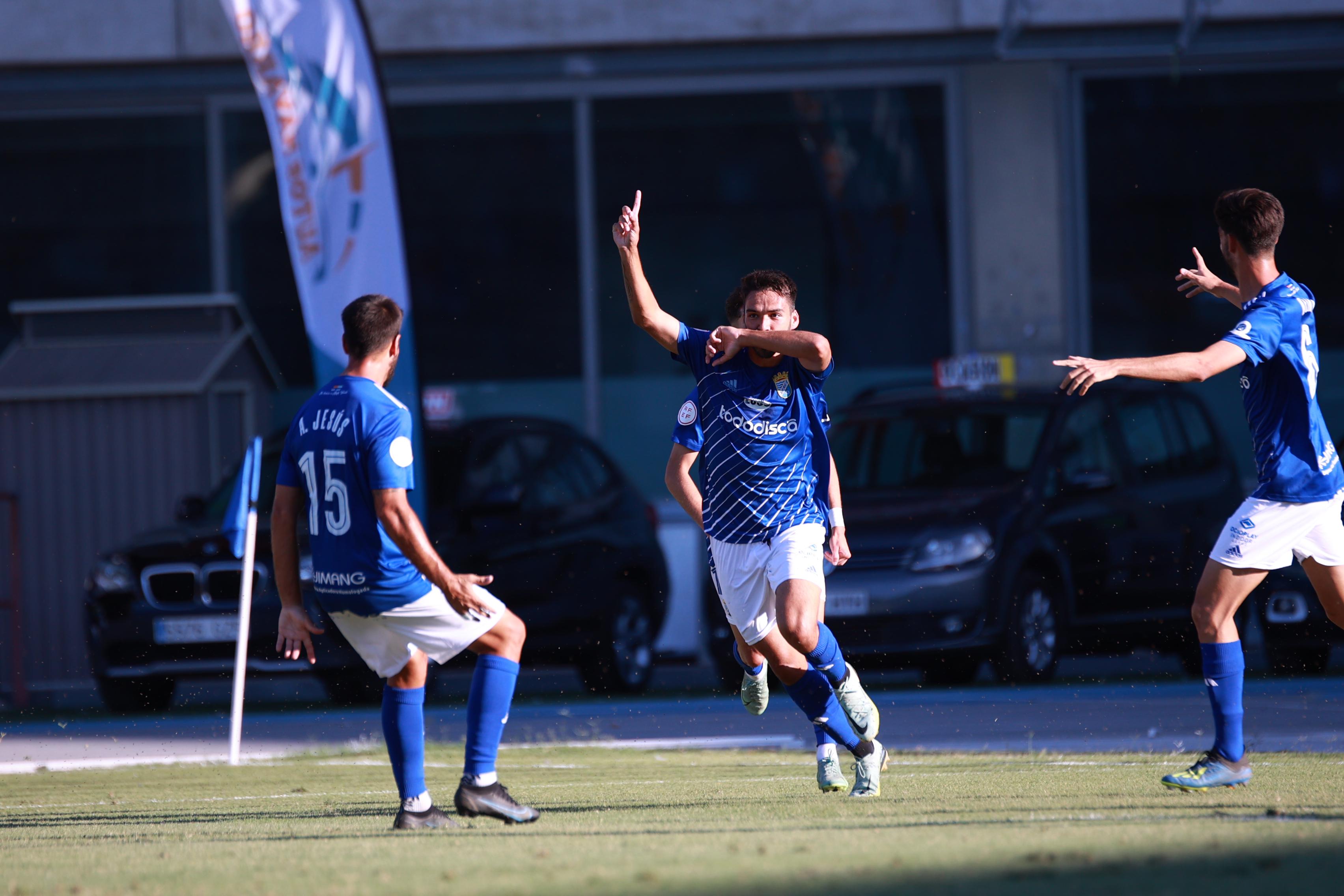 Diego Domínguez celebra el gol ante el Cartaya