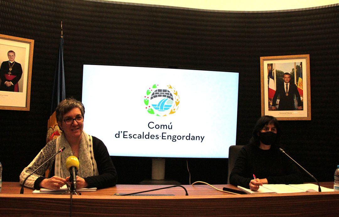 La consellera de Medi Ambient del comú d'Escaldes-Engordany, Cèlia Vendrell, i Montserrat Martell, assessora de projectes estratègics, en la roda de premsa per presentar el bus a la demanda.