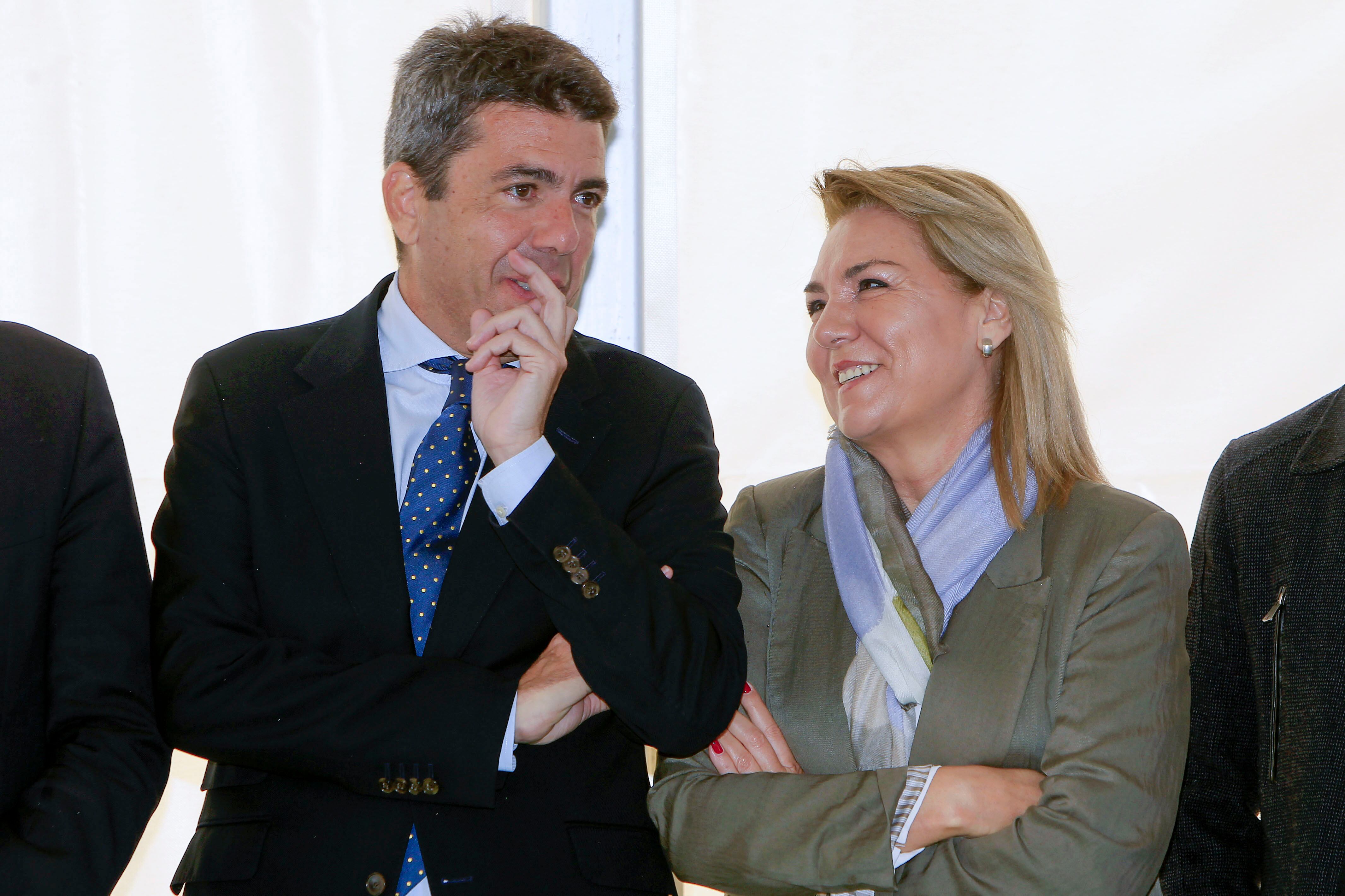 ALICANTE (COMUNIDAD VALENCIANA), 04/04/2025.- El presidente de la Generalitat Valenciana, Carlos Mazón, con la vicepresidenta Susana Camarero