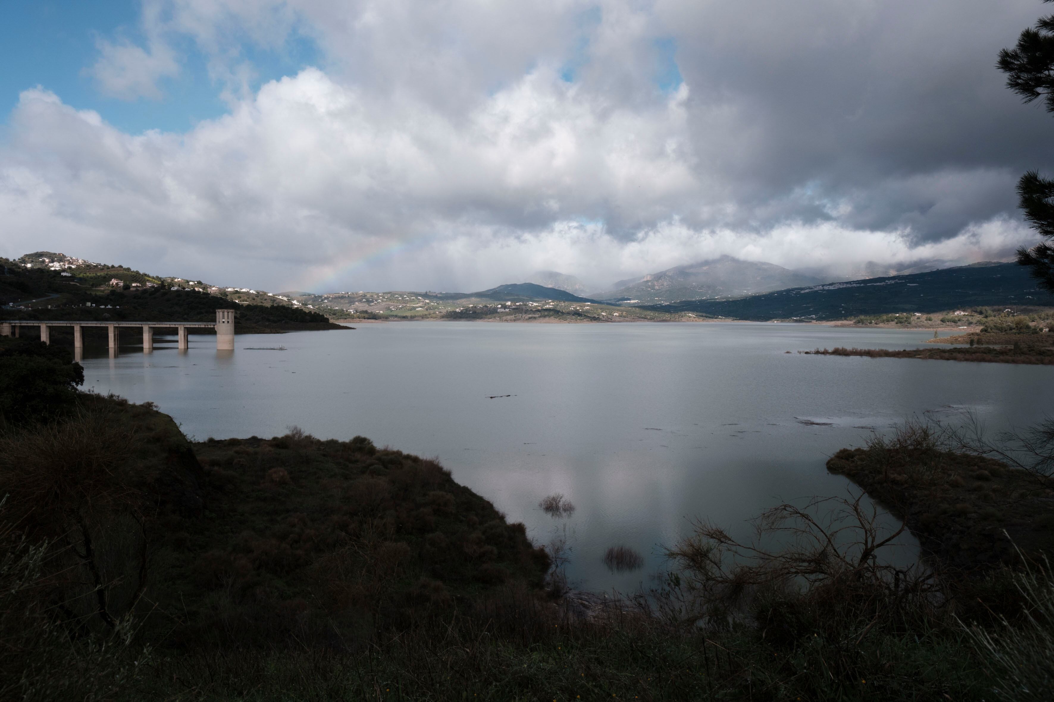 LA VIÑUELA (MÁLAGA), 09/02/2026.- Vista del pantano La Viñuela (Málaga), este lunes, que se encuentra aproximadamente entre un 55% a 70% de su capacidad. Los pantanos recuperan niveles debido a las lluvias recientes. EFE/Gregorio Marrero