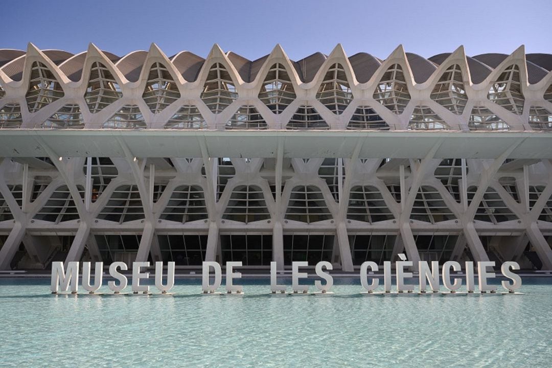 Letras del Museu de les Ciències a la entrada de sus instalaciones, en la Ciudad de les Arts i les Ciències de València. 