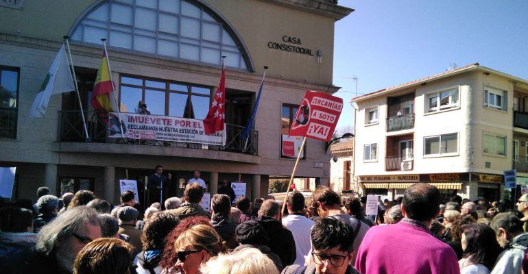 La protesta reunió en Soto del Real a un gran número de personas de los pueblos de la zona, unidos para solicitar a Fomento la llegada del tren