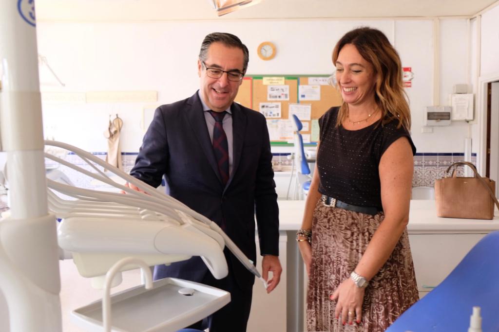 Un momento de la visita del delegado de Educación al centro Santa Bárbara