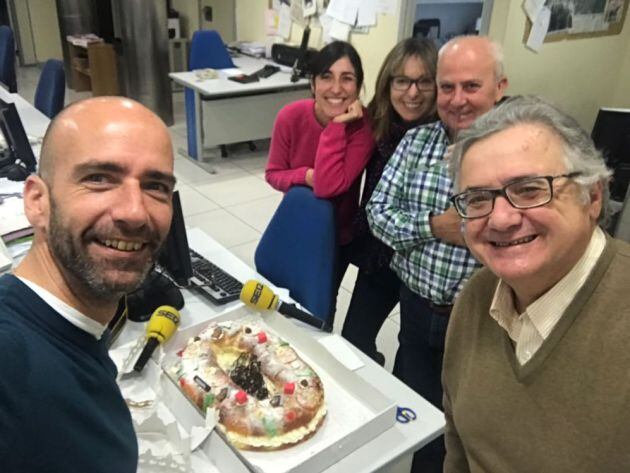 Enrique Carneado, Sara Armesto, Mar Badía, Manolo Arenas y Antonio Yélamo momentos antes de la degustación del rosco de Reyes de Robles