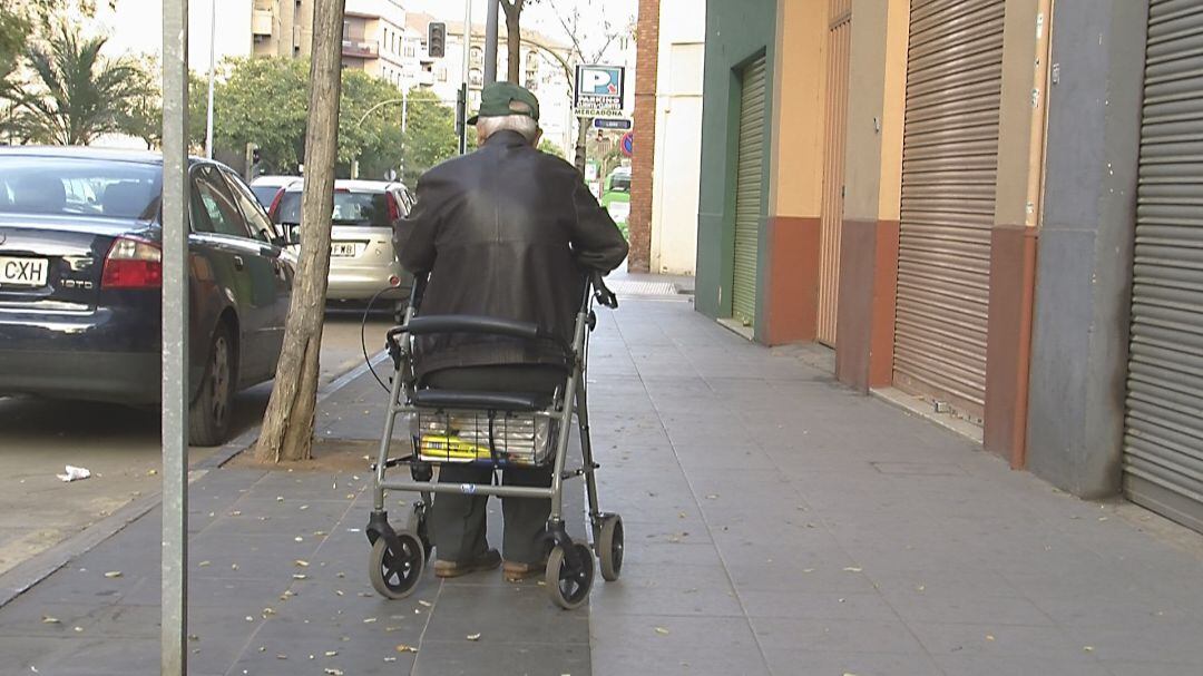 Imagen de archivo. Persona mayor con andador