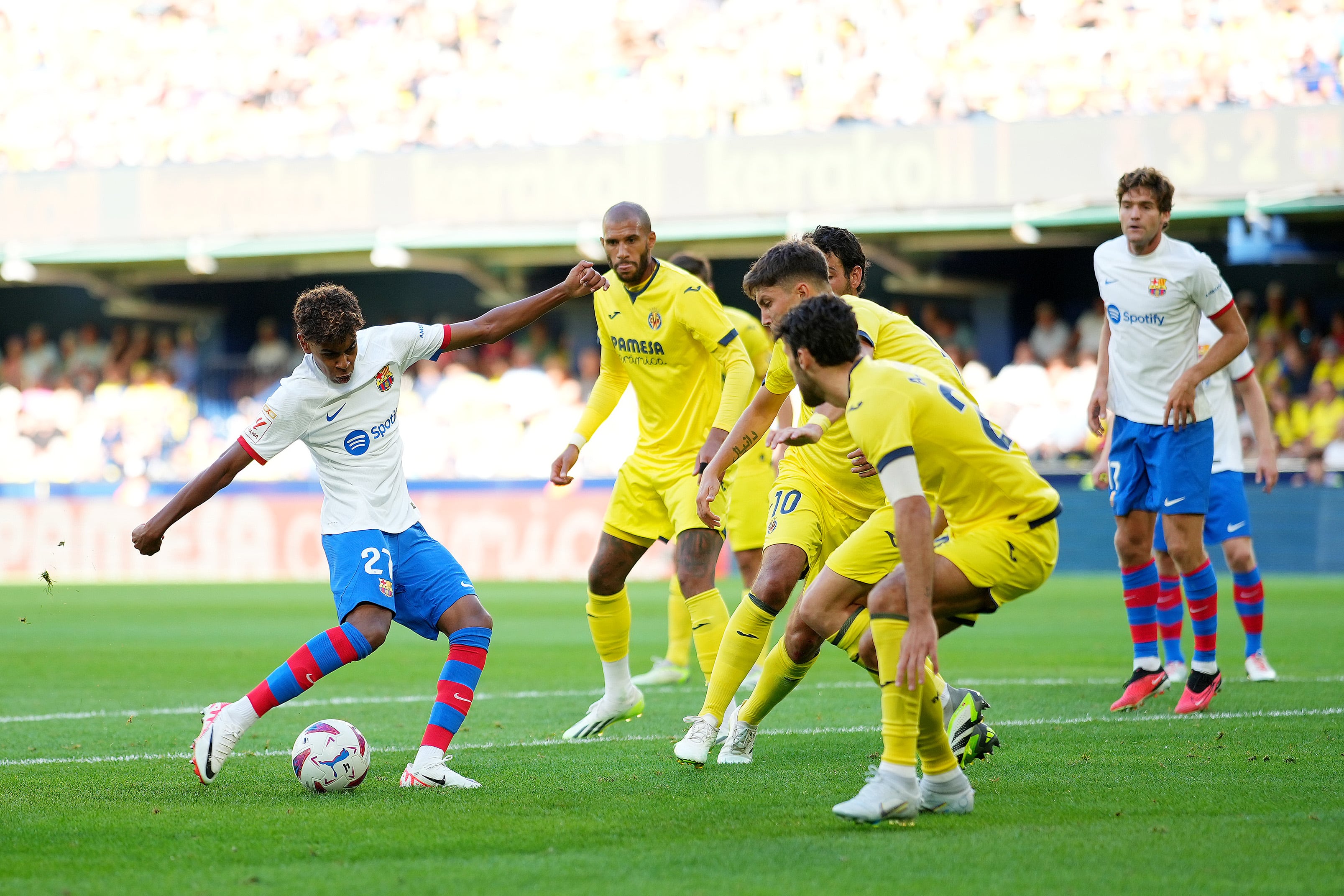 Lamine Yamal remata a puerta delante de un grupo de jugadores del Villarreal