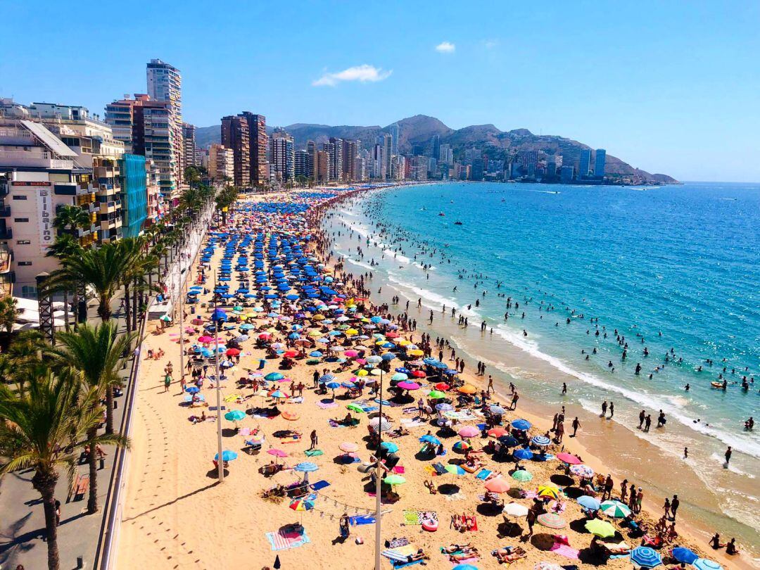 Aspecto que presentaba la playa de Benidorm el 14 de agosto