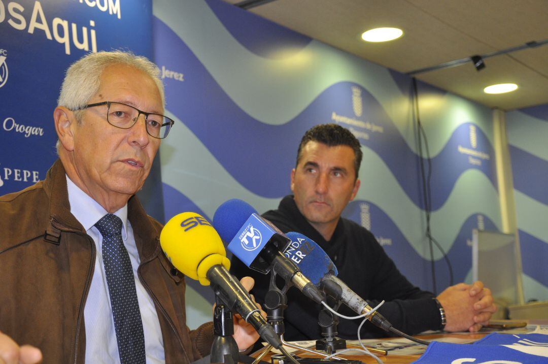 Rafael Coca junto a Edu Villegas en una rueda de prensa 