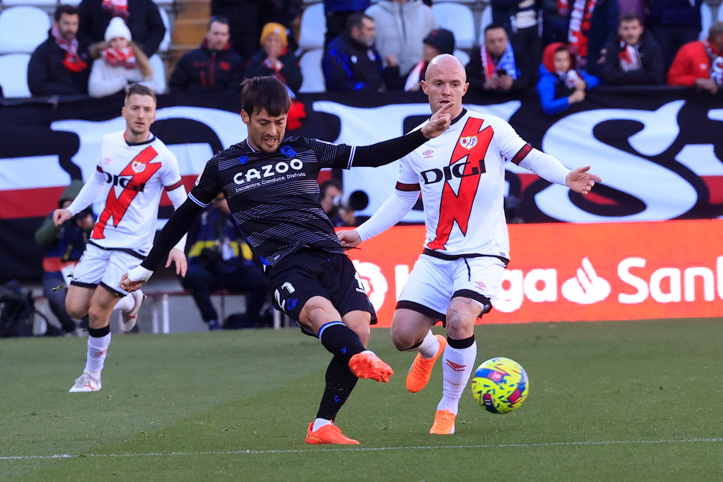 MADRID, 21/01/2023.- El centrocampista de la Real Sociedad David Silva (c) y el centrocampista del Rayo Vallecano Isi Palazón (d) durante el partido de jornada 18 de LaLiga disputado este sábado en el Estadio de Vallecas. EFE/Zipi
