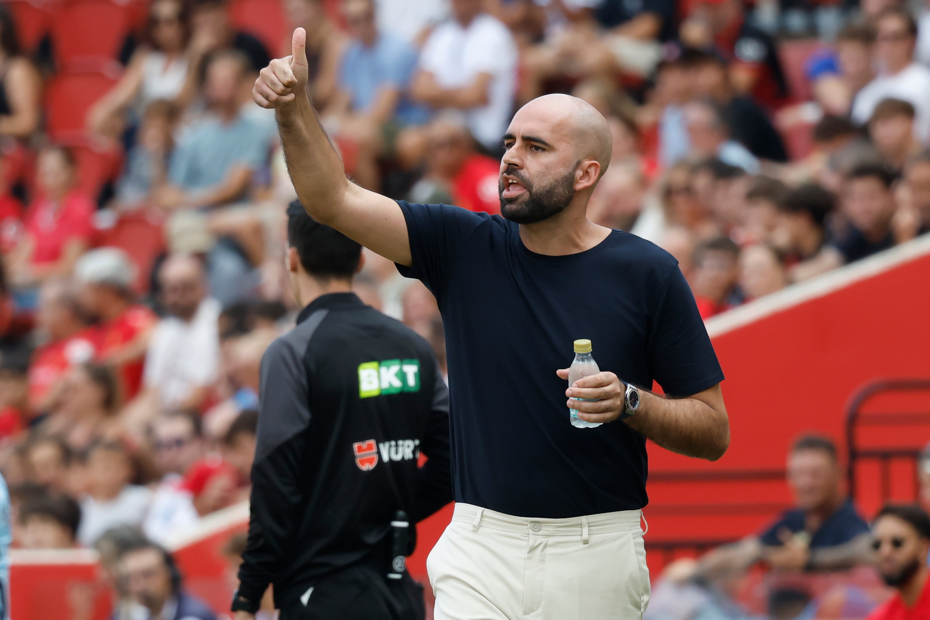PALMA DE MALLORCA, 23/08/2025.- El entrenador del Celta de Vigo, Claudio Giráldez durante el encuentro correspondiente a la segunda jornada de LaLiga EA Sports que RCD Mallorca y Celta de Vigo disputan este sábado en el estadio Son Moix. EFE/ Cati Cladera
