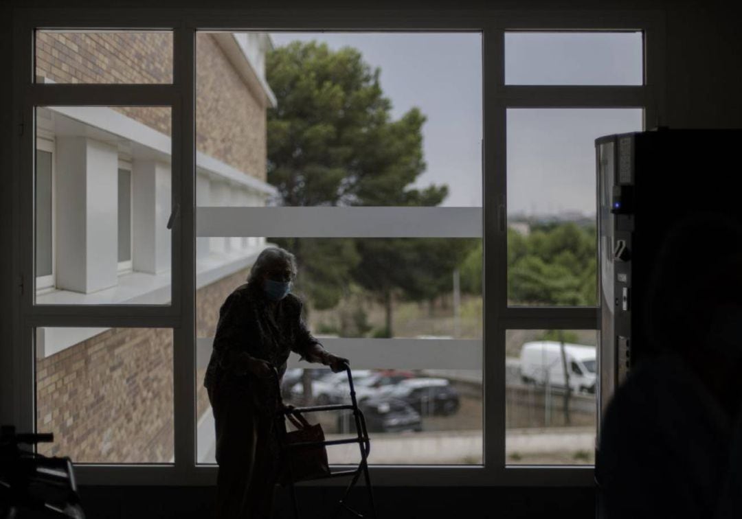 Según los datos del Eustat hechos públicos este martes de las 356 muertes por coronavirus registradas en Euskadi entre julio y septiembre, 329 estuvieron confirmadas y 27 fueron probables. Además hubo otras 52 defunciones en las que la covid estuvo entre 