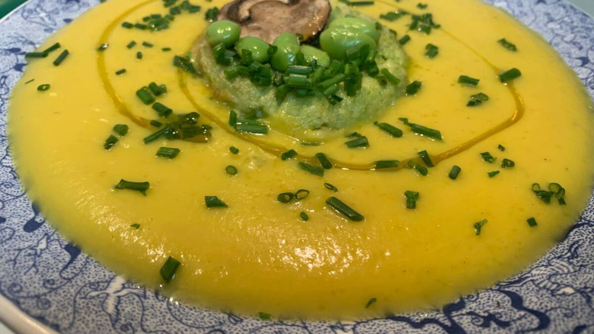 Receta de coliflor para haters de la coliflor: servirla en crema con curry y una "isla de los champiñones"