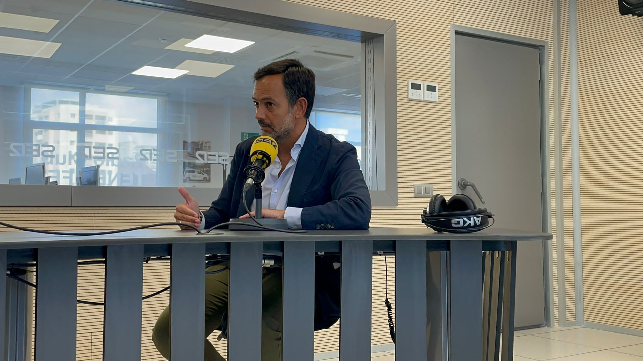 El vicepresidente del Cabildo de Tenerife, Lope Afonso, en los estudios de Radio Club Tenerife este martes.