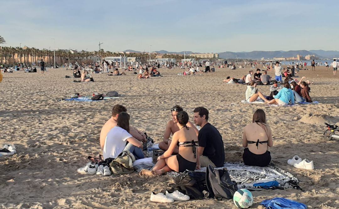 Gente en la Malva-rosa incumpliendo las medidas sanitarias