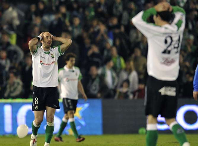 Los jugadores del Racing lamentan la derrota