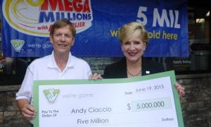 Andy Ciaccio, un ganador de 5 millones de dólares en un sorteo de Mega Millions en Estados Unidos