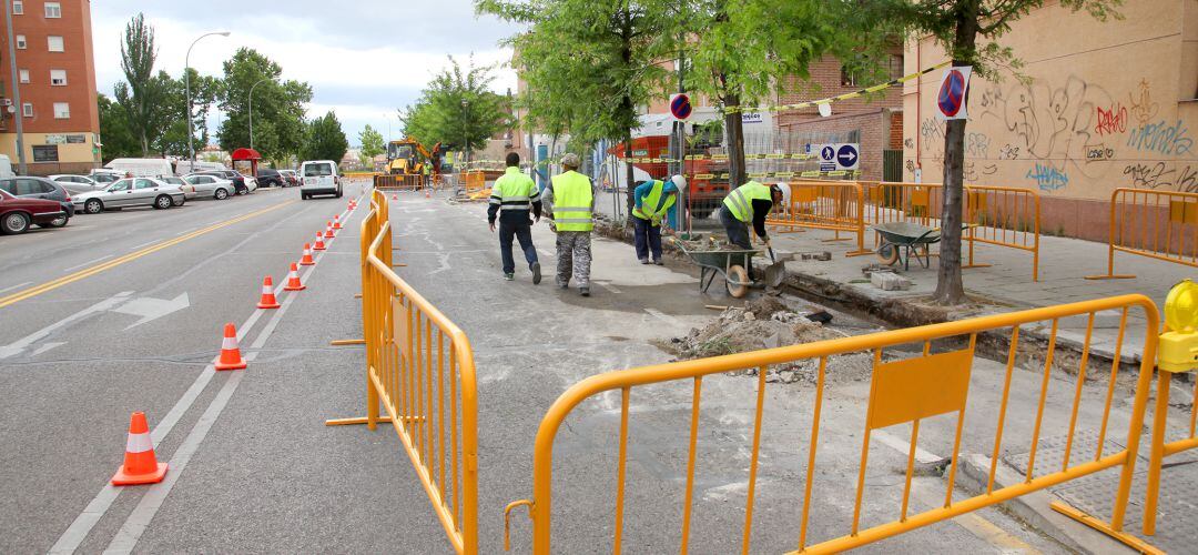 Obras en la calle Isaac Albéniz de Alcobendas