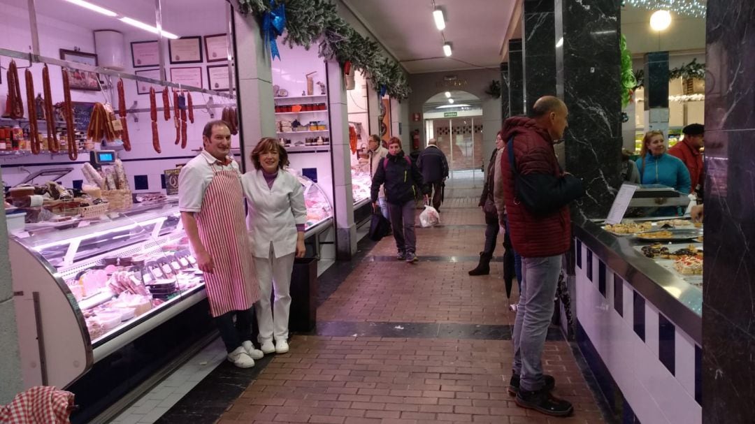 Joseba y Mari Carmen delante de su carnicería en el mercado de Bermeo