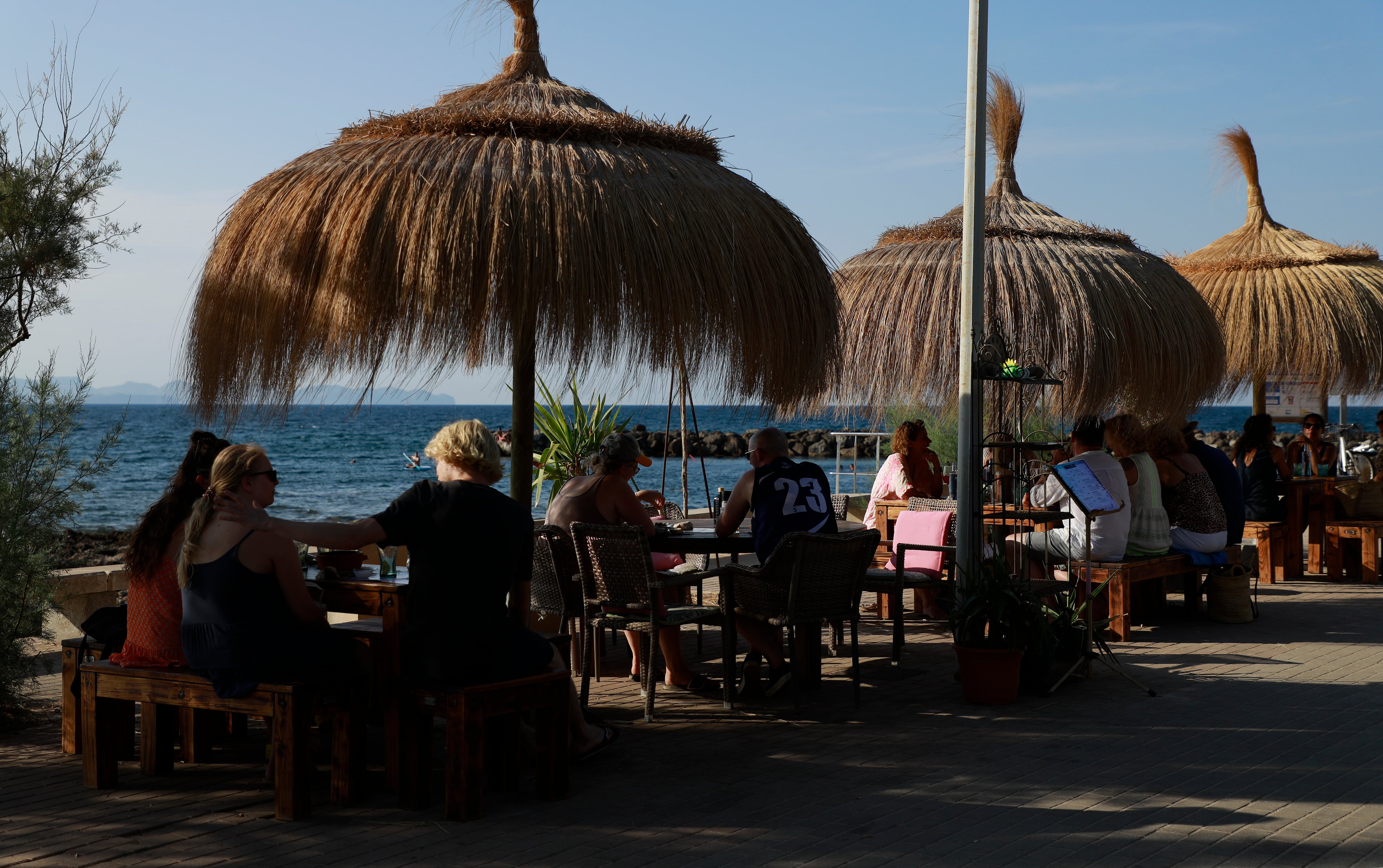 Turistas disfrutan en un chiringuito de Mallorca.