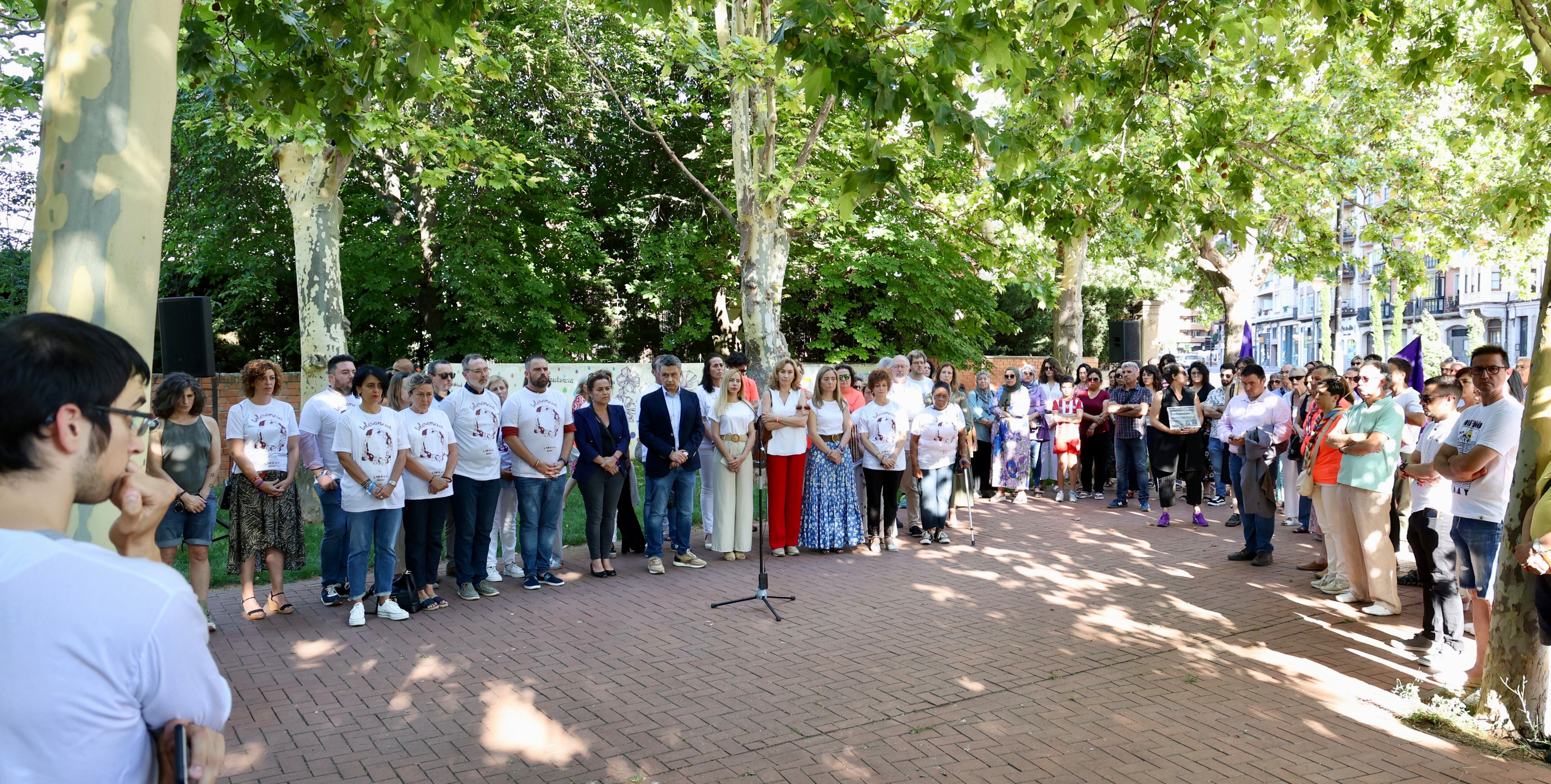 LOGROÑO , 09/07/2023.- Unas 200 personas se han concentrado esta tarde ante el mural colaborativo contra la violencia machista, como el ocurrido este sábado en la ciudad, donde una mujer fue asesinada y su marido, ambos de origen sirio y padres de tres menores, ha sido detenido como presunto autor del crimen. EFE/Raquel Manzanares
