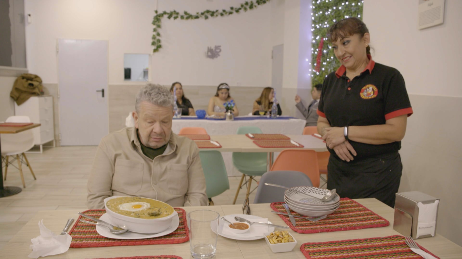 Alberto Chicote, frente al chupe de Tradiciones Peruanas.