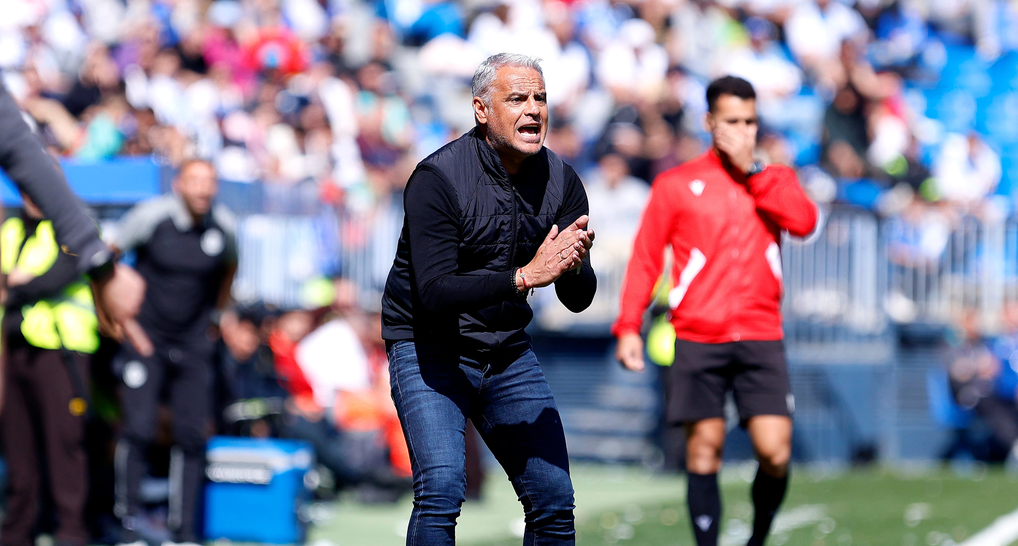 El entrenador del Málaga Sergio Pellicer, dirigiendo en el partido ante el Ibiza