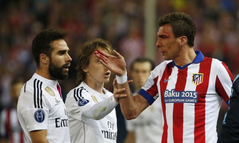 Mandzukic habla con Carvajal durante el partido en el Calderón