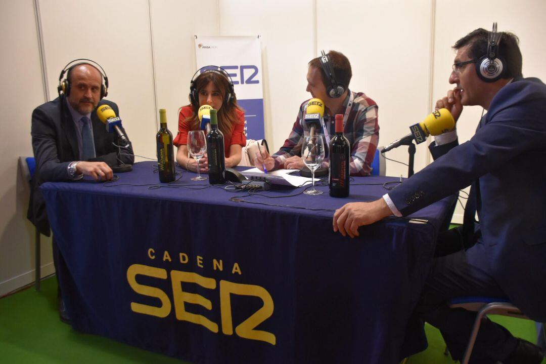 De derecha a izquierda: José Luis Martínez Guijarro (vicepresidente primero de la Junta), Ana Terradillos, Daniel Rodríguez y José Manuel Caballero (presidente de la Diputación de Ciudad Real)