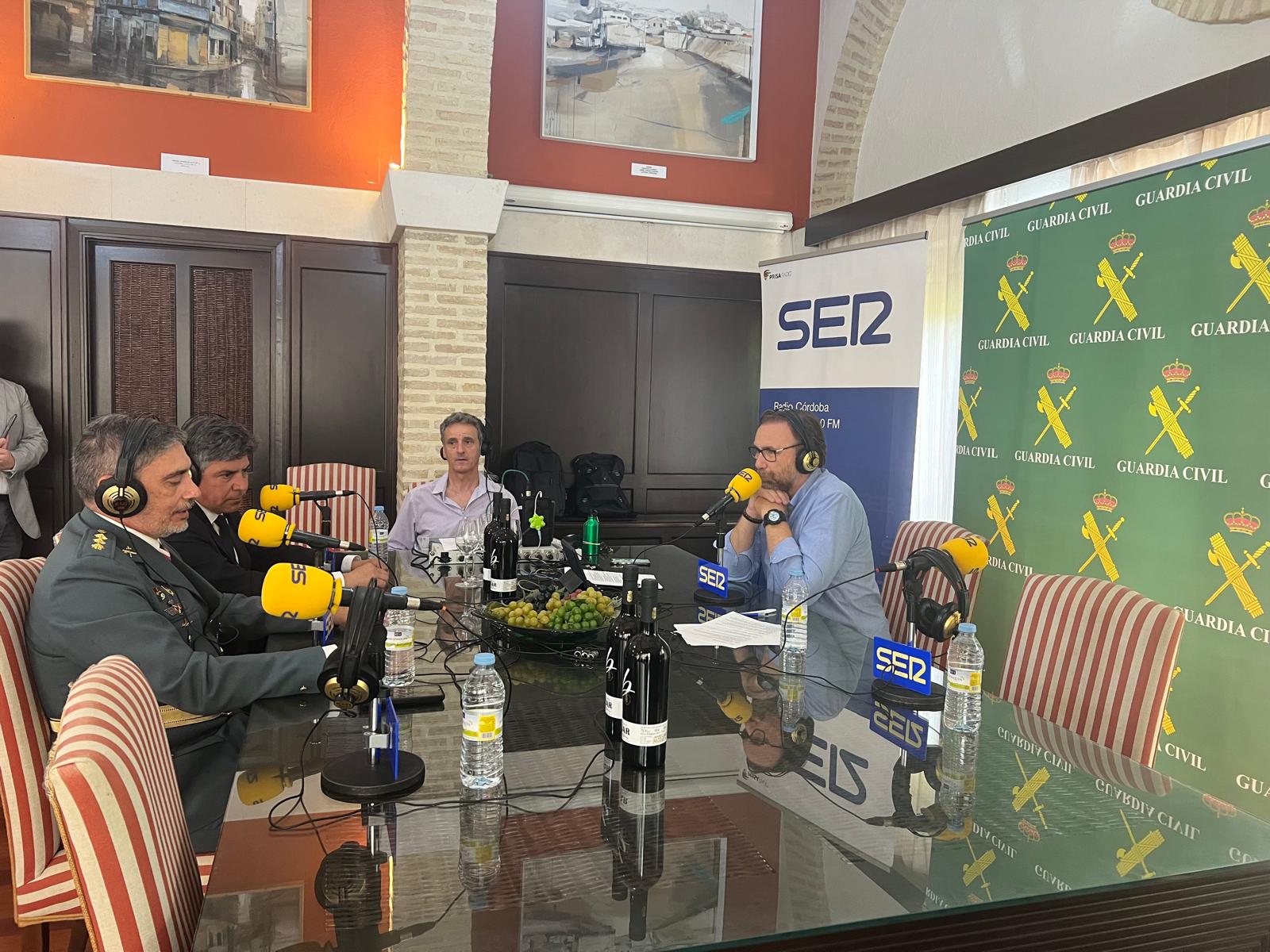 El coronel Ramón María Clemente y el alcalde de Montilla, Rafael LLamas, participan el el programa realizado en Bodegas Alvear