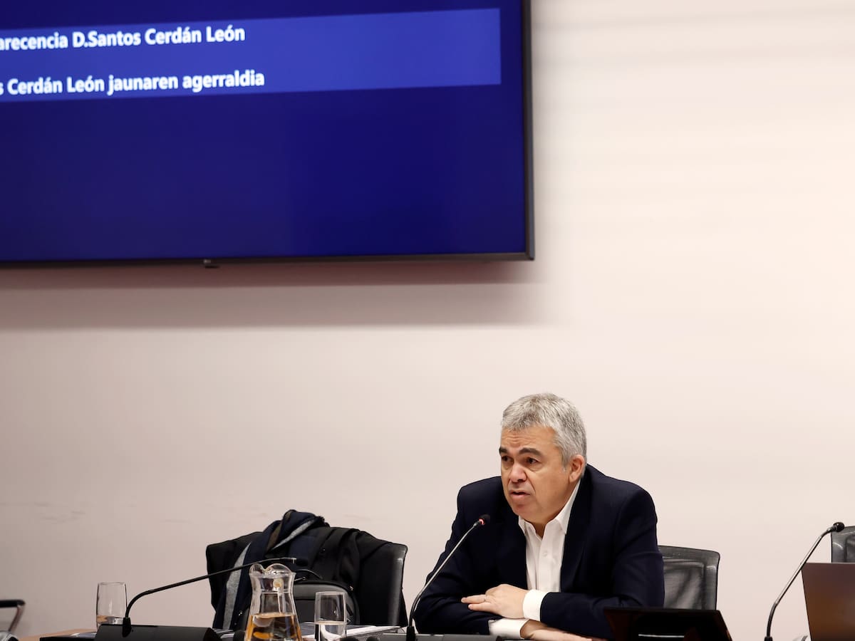 "Poco de obra pública y mucha intriga política es lo que estamos escuchando en esta sesión en la que , en teoría, Cerdán no iba a hablar"