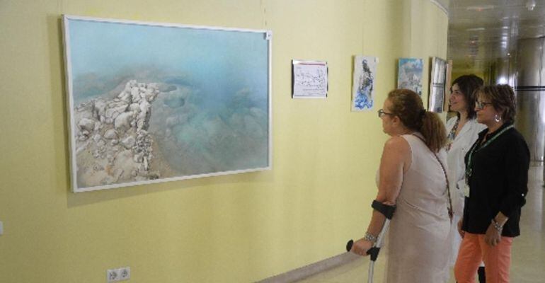 Pacientes y personal del Hospital observan una de las obras presentadas al Certamen de Pintura.