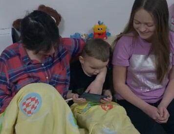 Kirio tiene 3 años, es el más joven del hospital, y pasa el tiempo en el regazo de su madre, viendo Bob Esponja.