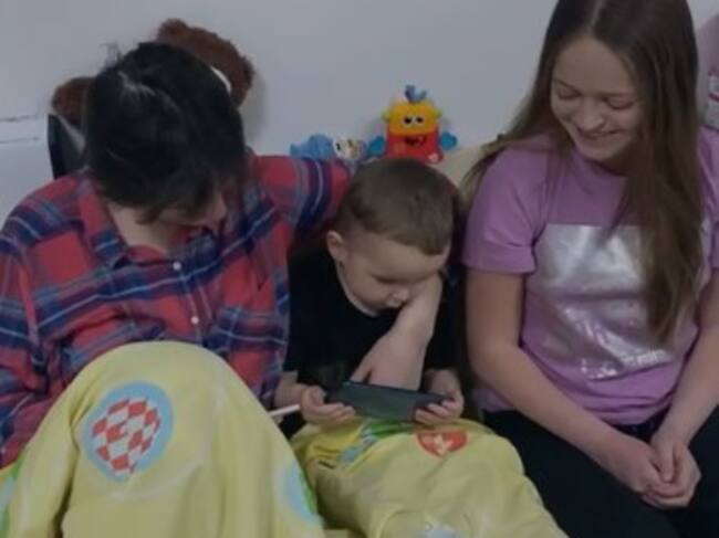 Kirio tiene 3 años, es el más joven del hospital, y pasa el tiempo en el regazo de su madre, viendo Bob Esponja.