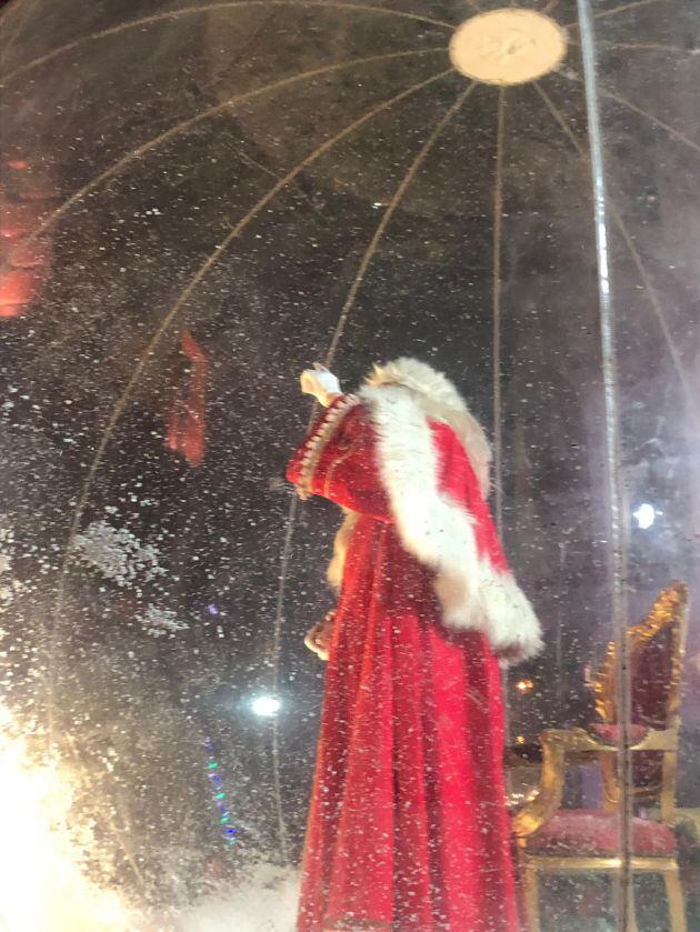 Papa Noel llega a Murcia en una bola de nieve