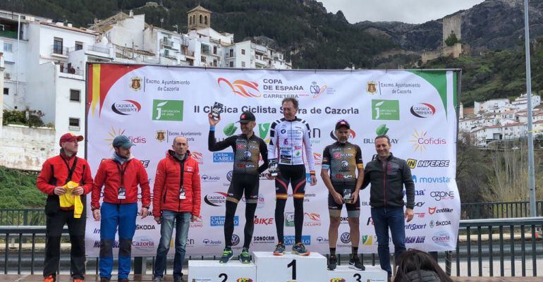 Mario Fenández en el primer escalón del podio de la prueba de Cazorla, con el alcalde Antonio José Rodríguez a la derecha del todo.