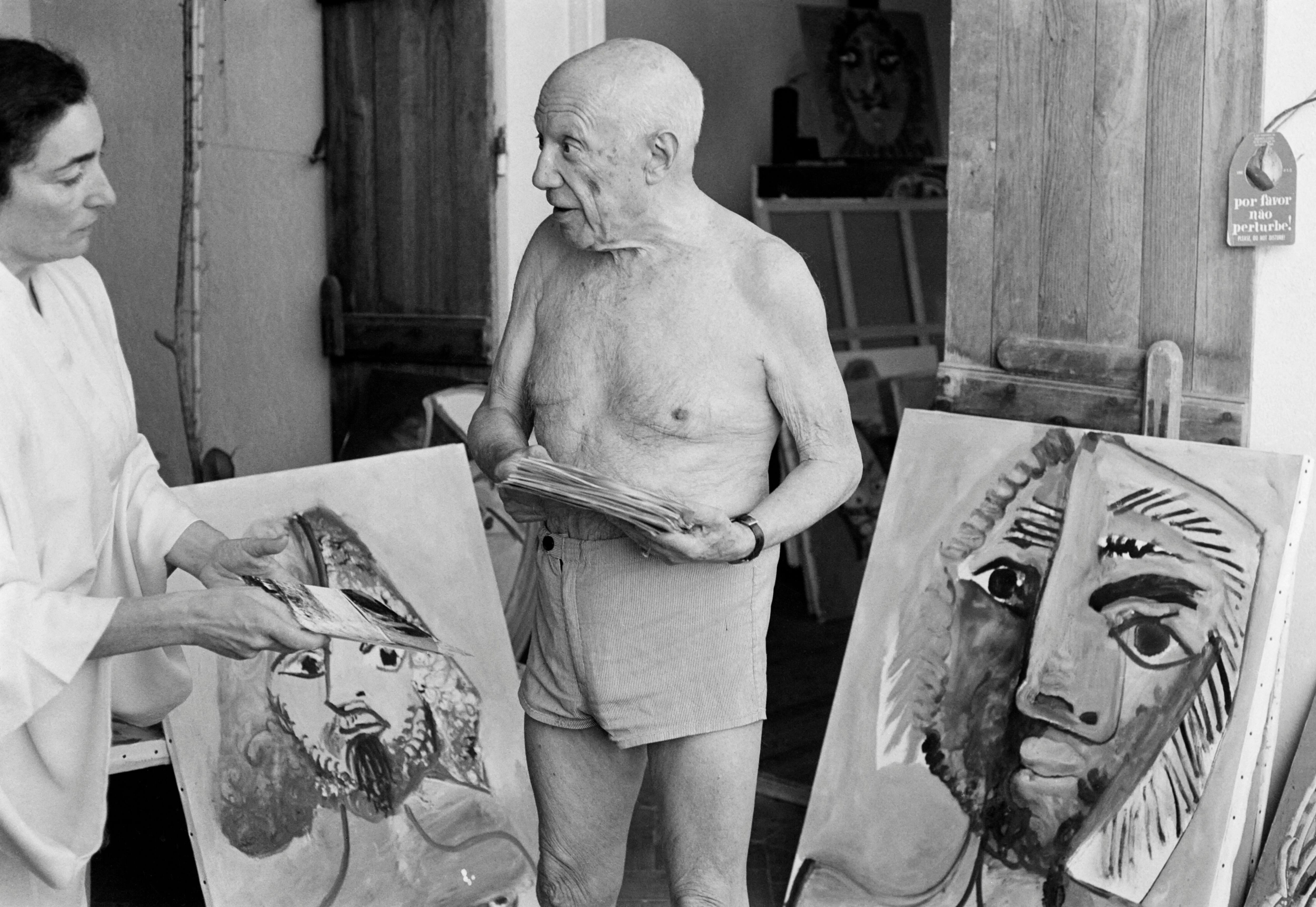 Pablo Picasso y su mujer, Jacqueline Roque, en su estudio de Mougins en octubre de 1971