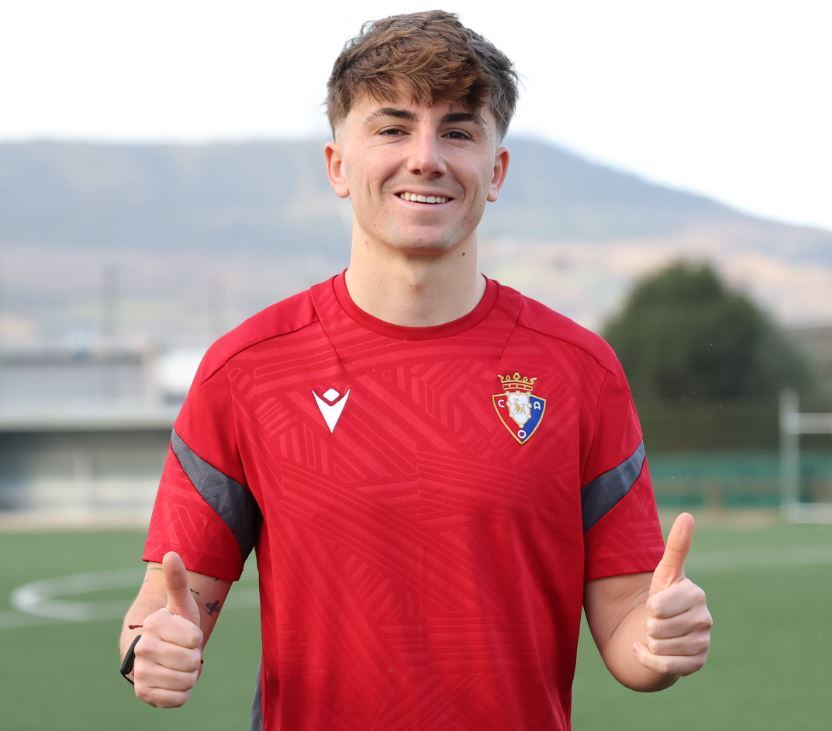 Manu Rico con la camiseta de Osasuna en su presentación como nuevo jugador del filial navarro