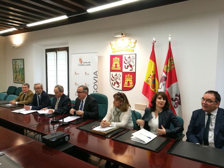 El delegado territorial López-Escobar (c) acompañado por los jefes de los distintos servicos de la Junta en la provincia