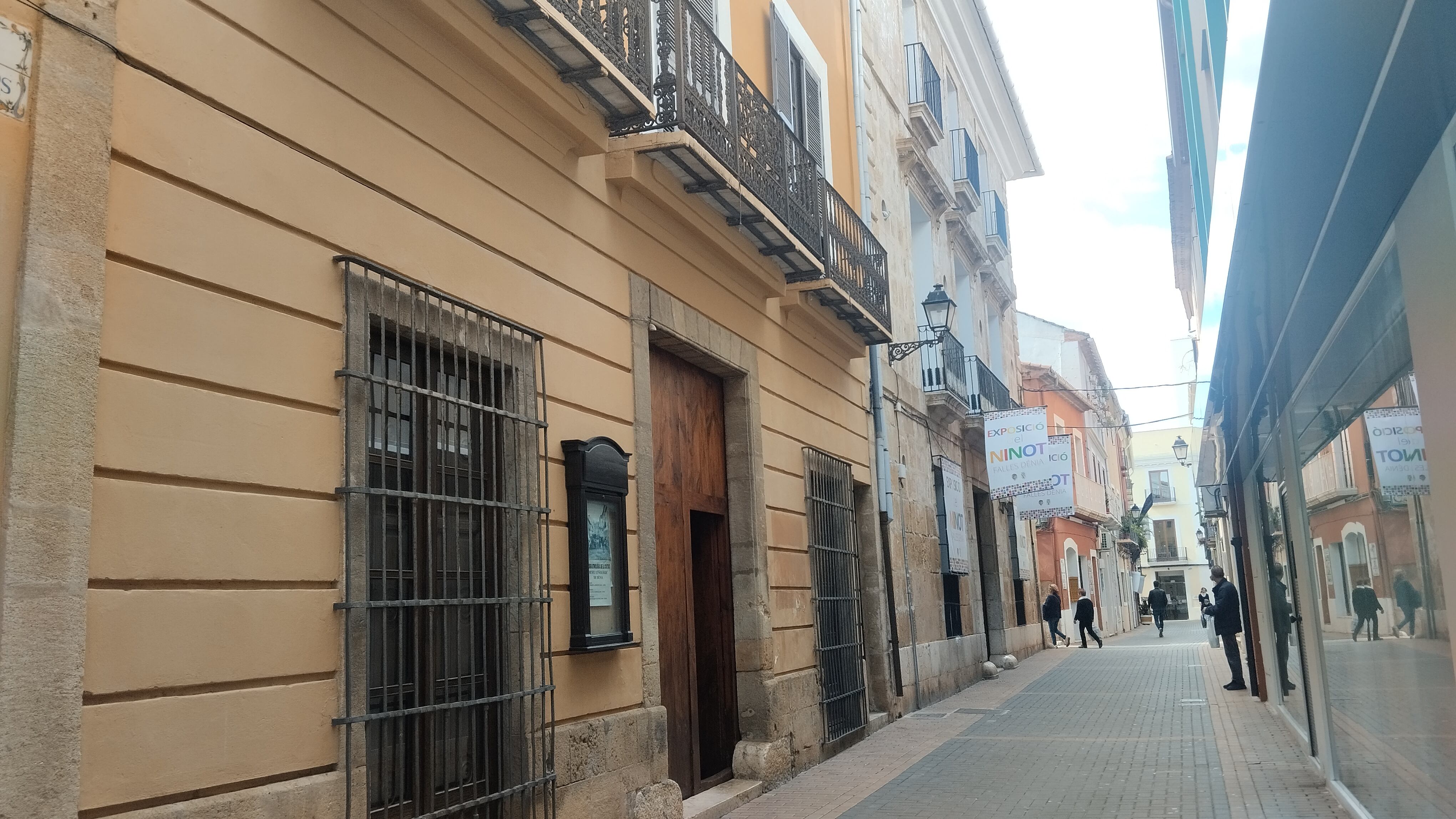 Museo Etnológico y a continuación Casa de la Marquesa Valero de Palma.