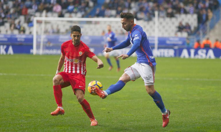 Fran Varela en un lance del juego durante el partido contra el Almería en el Carlos Tartiere.