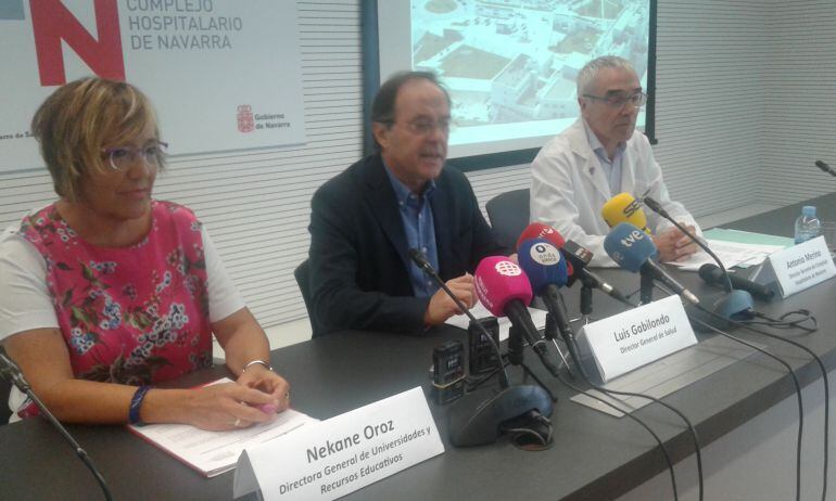 El director general de Salud, Luis Gabilondo, comparece flanqueado por Nekane Oroz, directora de Universidades del Gobierno Foral y Antonio Merino, director gerente del CHN