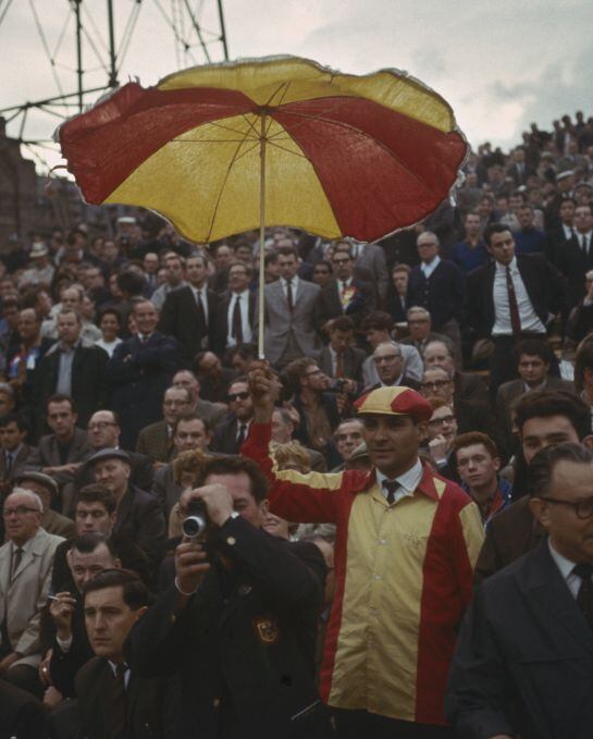 En esta foto de 1966, un aficionado español asiste a un partido de la Copa del Mundo de Inglaterra ataviado con un paraguas de los colores de España