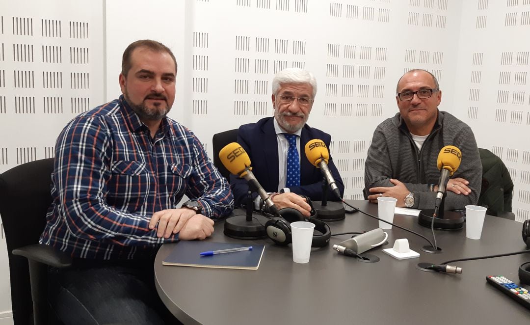 De izquierda a derecha, Felipe Pinel (concejal de Sostenibilidad de Fuenlabrada), Francisco Conde (concejal de Movilidad del ayuntamiento de Parla) y Ángel Muñoz (concejal de Movilidad y Sostenibilidad del ayuntamiento de Getafe), durante la mesa redonda organizada en &#039;Hoy por Hoy&#039;.