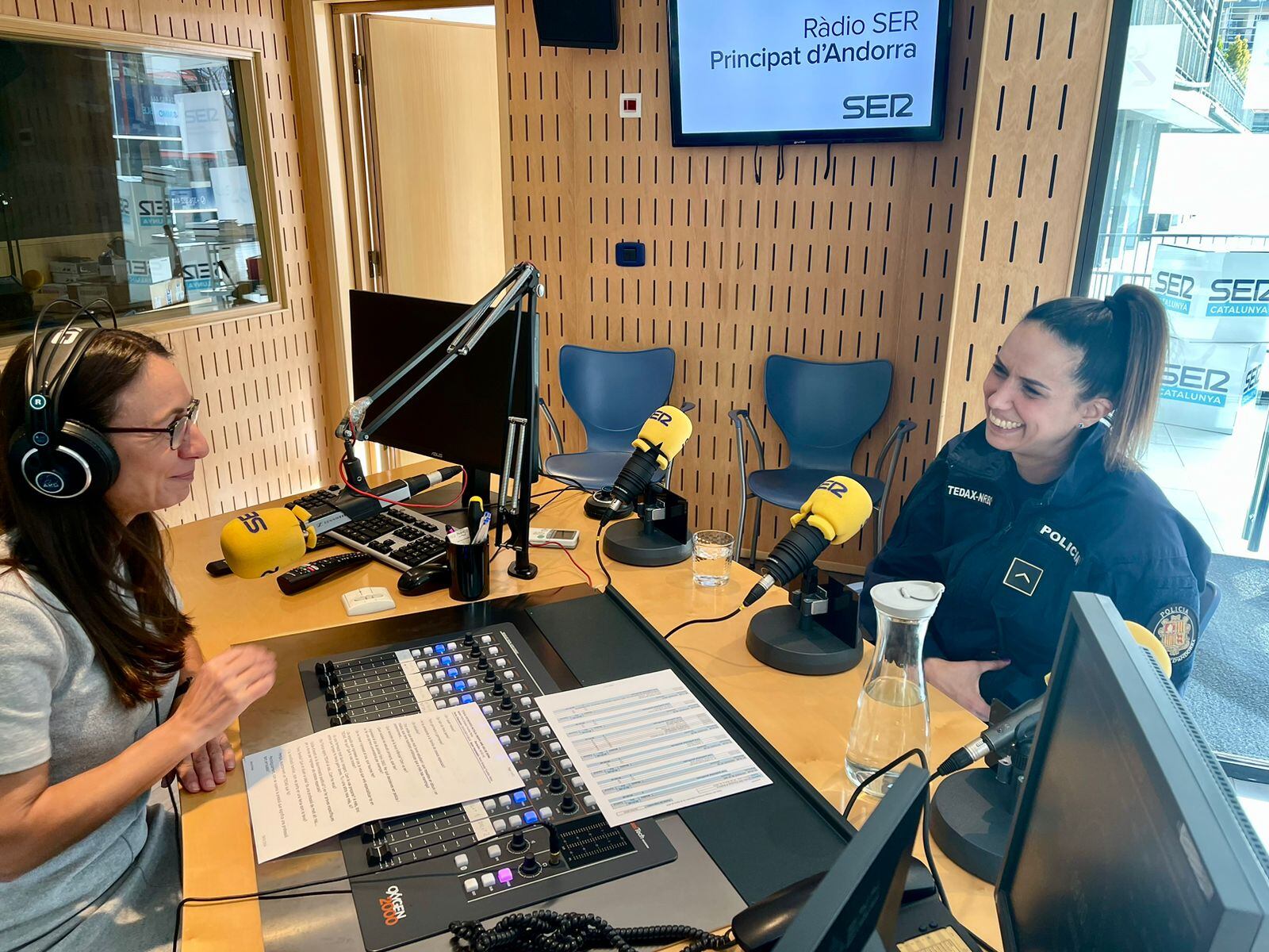 L'agent Natàlia Crespo durant l'entrevista de la sèrie Amb Veu de Dona de la SER.