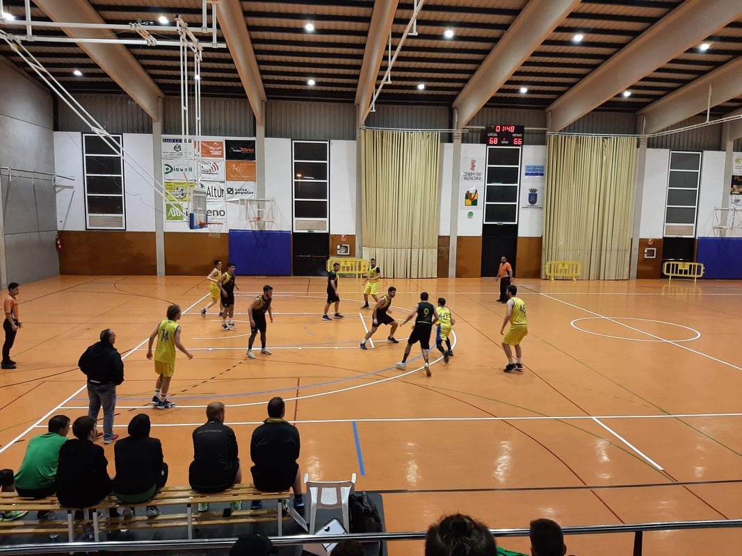 Un instante de la prórroga del partido entre CB Tavernes y CB Campello