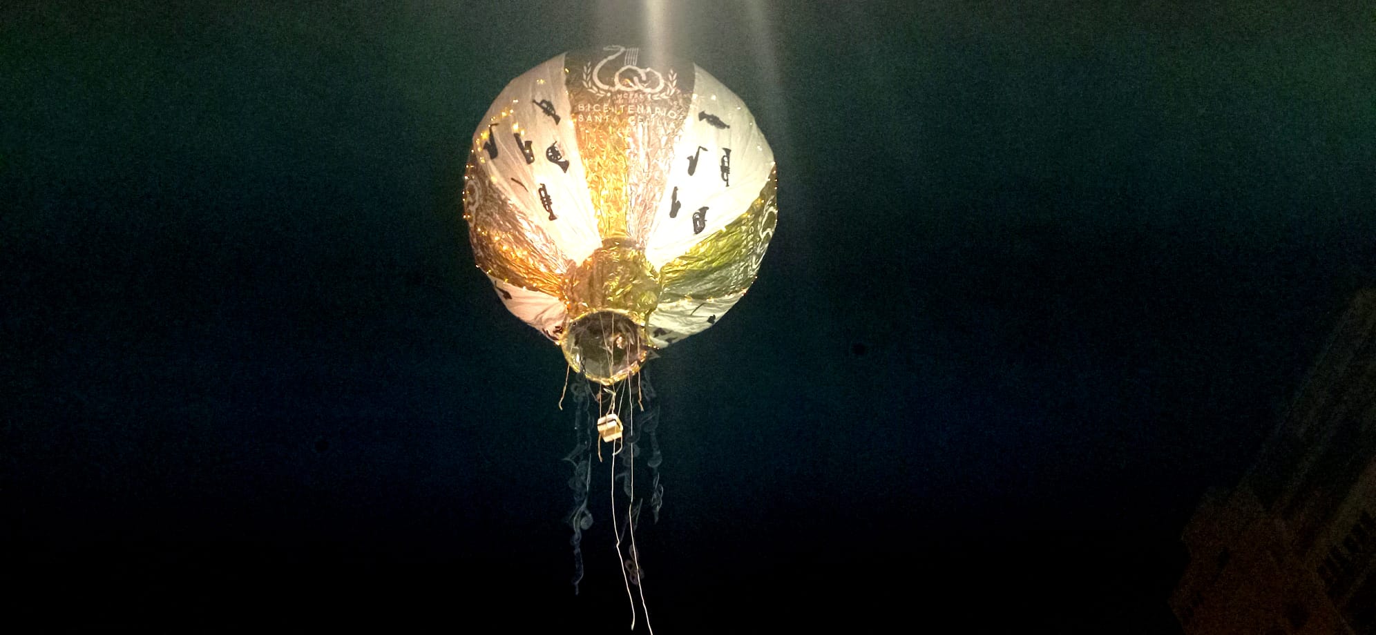 El globo de helio del bicentenario de la banda musical Santa Cecilia