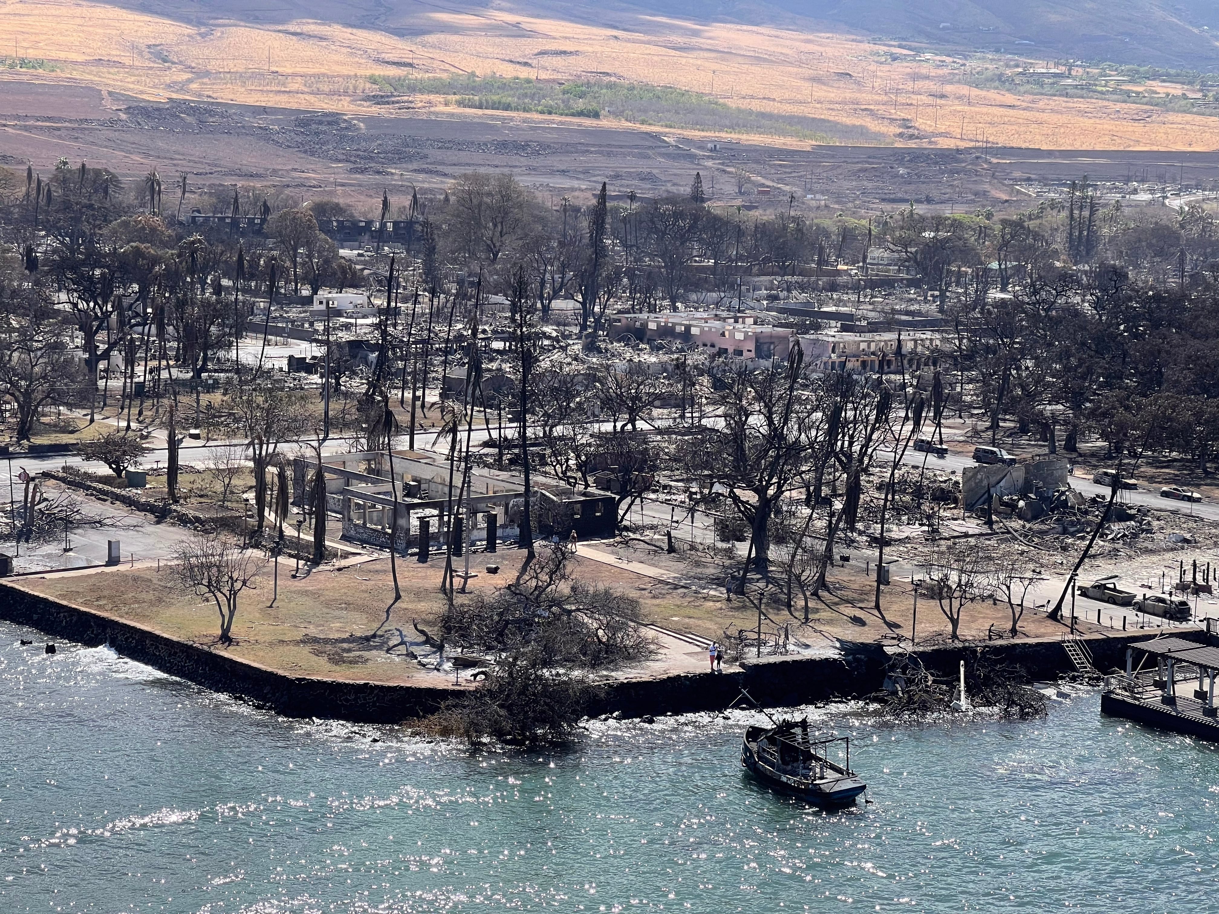 Fotografía aérea en la que se perciben las devastadoras consecuencias que ha dejado el incendio forestal en la isla hawaina de Maui