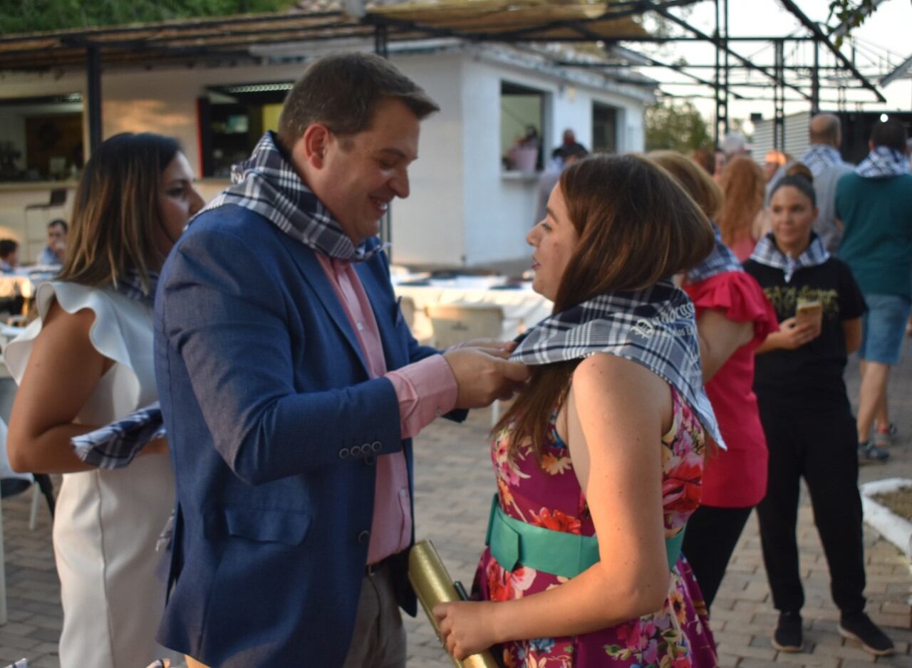 Carlos Lillo en la entrega del pañuelo de yerbas a los asistentes en su presentación oficial este jueves noche